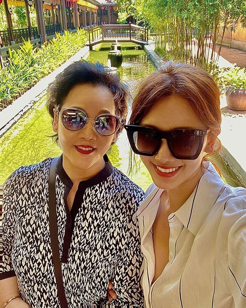 Sao Việt ngày 4/7: Hari Won đăng ảnh chụp chung tình cảm với mẹ. Cô chia sẻ, đây là đầu tiên hai mẹ con đi chơi riêng trong cuộc đời. "Thấy mẹ hạnh phúc mình càng cảm thấy có lỗi vì trước giờ không dành thời gian cho mẹ mình", cô viết.