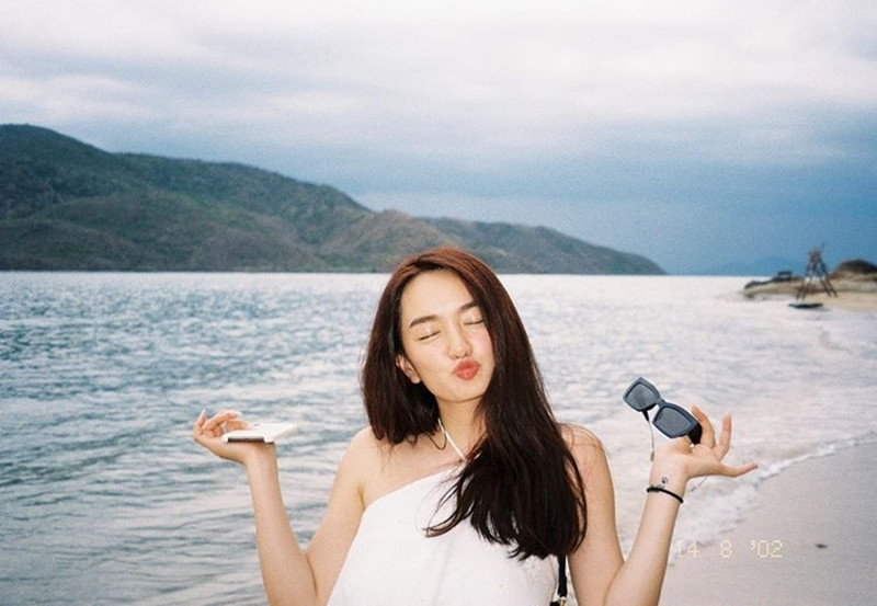 Kaity Nguyễn vui vẻ tạo dáng đáng yêu chụp hình trước biển.