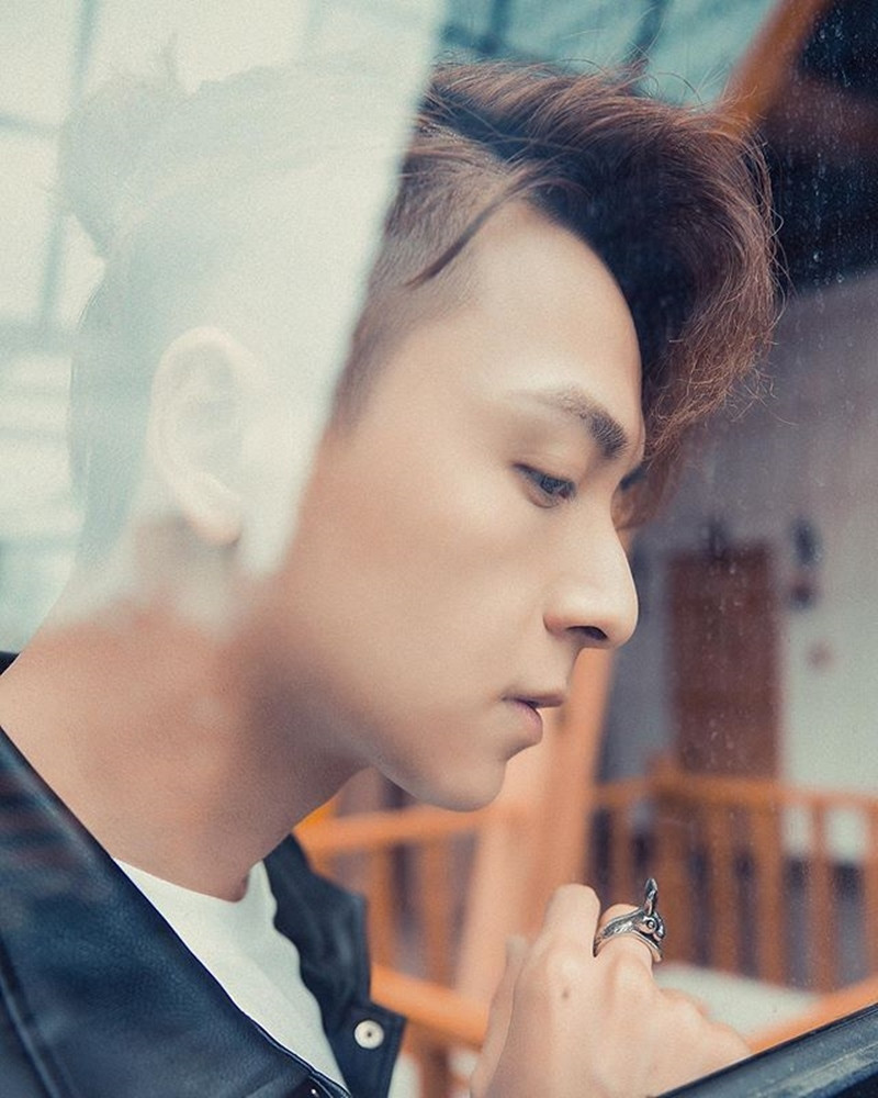 Ngô Kiến Huy đăng ảnh "deep" khác với vẻ nhí nhố thường ngày.