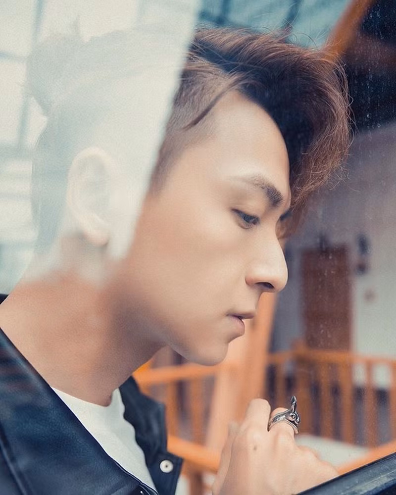 Ngô Kiến Huy đăng ảnh "deep" khác với vẻ nhí nhố thường ngày.