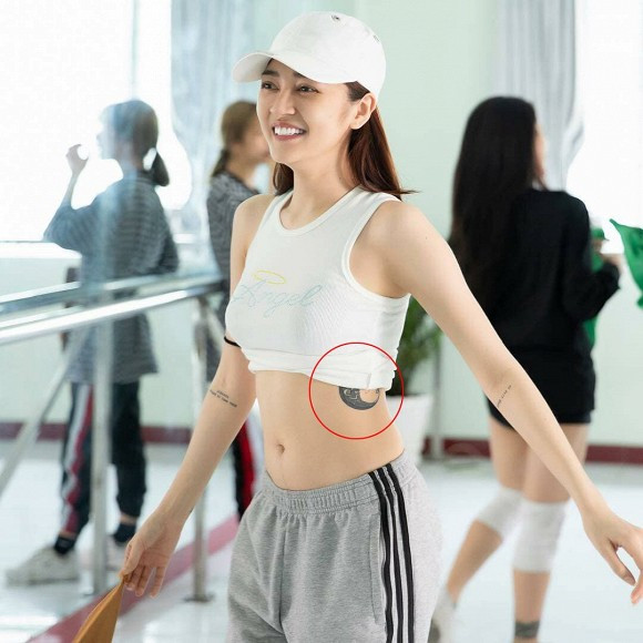 Ở mạn sườn trái, nữ ca sĩ có hình xăm một cậu bé cuộn mình trong một nửa vòng tròn và kèm dòng chữ "Successful" - Thành công.