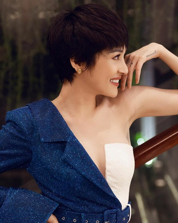 Bàn tay trái của ca sĩ Bảo Anh có đến 3 hình xăm bao gồm hình hoa văn và thánh giá ở ngón tay cùng dòng chữ Pinnacle (tạm dịch: đỉnh cao). Xem video "Bảo Anh hát Em đã từng yêu". Nguồn VTC1: