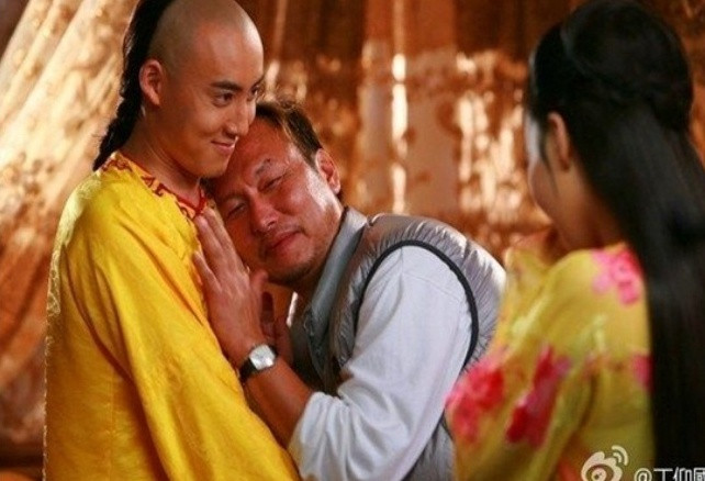 Mặt khác, điều khiến khán giả thích thú khi xem các video hậu trường là sự tương tác của diễn viên, cách đạo diễn chỉ đạo cảnh tình cảm. Hình ảnh đầu tiên là trong bộ phim Tân Hoàn Châu cách cách, đạo diễn Lý Bình hướng dẫn tài tử Trương Duệ cảnh ôm bạn diễn.