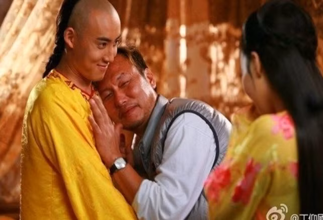 Mặt khác, điều khiến khán giả thích thú khi xem các video hậu trường là sự tương tác của diễn viên, cách đạo diễn chỉ đạo cảnh tình cảm. Hình ảnh đầu tiên là trong bộ phim Tân Hoàn Châu cách cách, đạo diễn Lý Bình hướng dẫn tài tử Trương Duệ cảnh ôm bạn diễn.