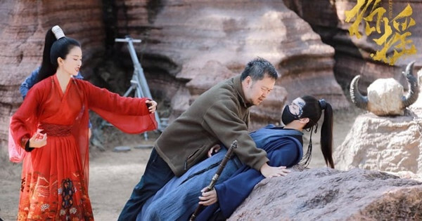 Trong phim Chiêu Diêu, đạo diễn cũng "đích thân ra trận" hướng dẫn Bạch Lộc cảnh ngã vào nam diễn viên Hứa Khải.