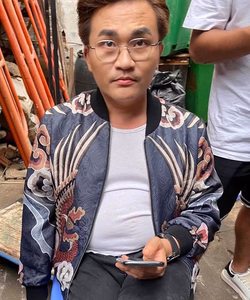 Mới đây, trên trang Fanpage 14 triệu người theo dõi, Trấn Thành bất ngờ đăng ảnh hậu trường của MC Đại Nghĩa với ngoại hình phì nhiêu. Vòng eo to như bầu 3 tháng của nam MC trở thành tiêu điểm chú ý và được Trấn Thành miêu tả: "Mệt quá! Anh tôi lỡ thở mạnh". Có vẻ như Đại Nghĩa không hề biết mình bị đàn em chụp lén nên bức ảnh "hơi fail", vì theo anh ở ngoài mình không quá đáng như vậy. "Quỷ yêu trà trộn, tui đâu có quá đáng vậy chứ. Được, em giỏi lắm nha. Để rồi coi nha, sẽ có ngày Thành nha", Đại Nghĩa hăm he. Bức ảnh "bụng trống" của MC Giọng ải giọng ai khiến nhiều người không khỏi thích thú và động viên anh "thân hình càng phốp pháp càng phúc hậu". Mặc dù vậy, người hâm mộ cũng ủng hộ quyết tâm phục thù đàn em của Đại Nghĩa.