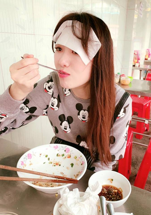 Vừa ăn vừa dán giấy lên trán để thấm mồ hôi chắc chỉ có Hari Won. Thế nhưng nếu không nhờ Trấn Thành bật mí thì khán giả khó hình dung được tâm hồn ăn uống của nữ ca sĩ.