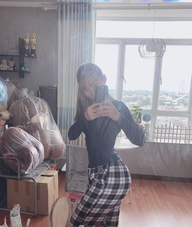 Ở tuổi 30, Khởi My chăm tập thể dục. Mới đây, cô gây xôn xao khi khoe vóc dáng gợi cảm, thon thả. Nữ ca sĩ vẫn chuộng những trang phục teen năng động nhờ đó trông trẻ trung hơn tuổi.