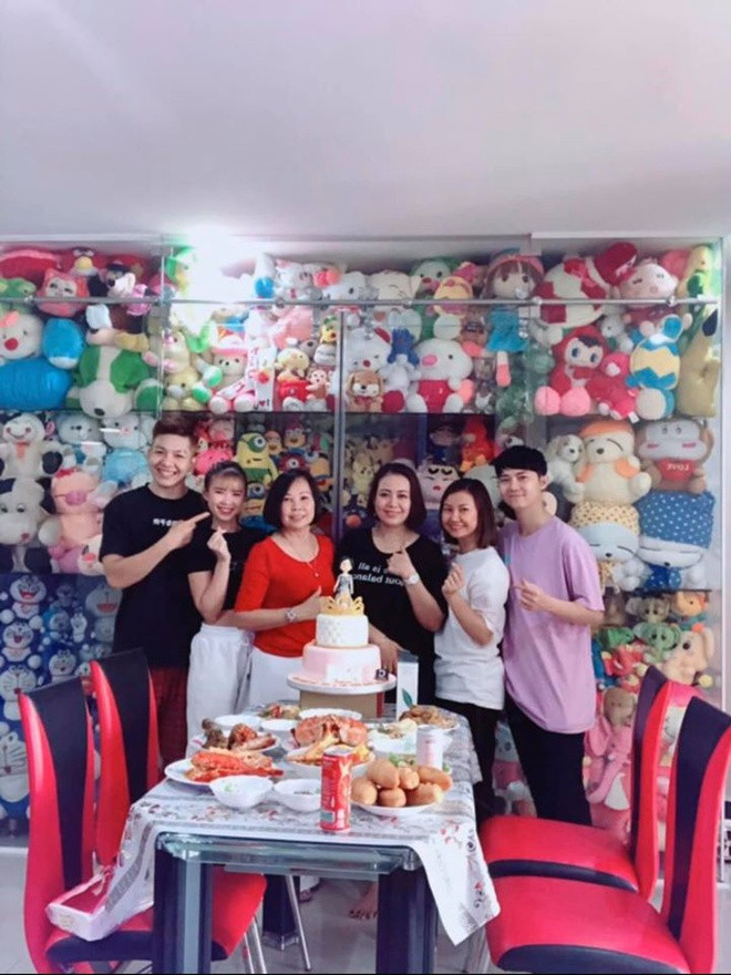 Vừa qua, Khởi My cùng chồng tổ chức sinh nhật tuổi 61 cho mẹ. Đây là bữa tiệc ấm cúng gồm các thành viên trong gia đình. Trước đó, ngày đầu tiên của năm mới 2020, Khởi My đón sinh nhật sớm bên Kelvin Khánh và gia đình.