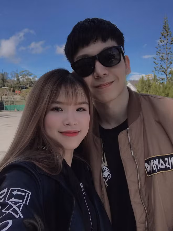 Chỉ khoảng 20 đồng nghiệp thân thiết của cặp đôi như Cát Phượng, Đại Nhân, Hòa Minzy, Đức Phúc... được mời đến chung vui.