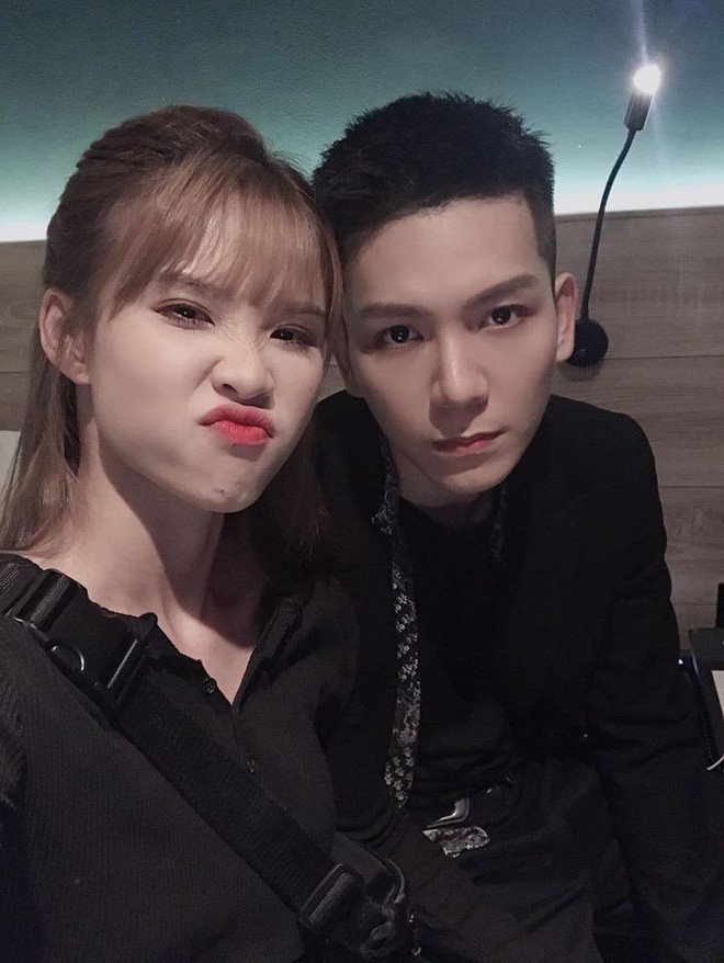 Năm 2017, Khởi My và Kelvin Khánh bất ngờ thông báo tổ chức lễ ăn hỏi thông qua livestream trên trang cá nhân. Cả hai quen nhau khi đóng chung MV Gửi cho anh phát hành năm 2013. Sau đó, nam ca sĩ sinh năm 1994 chủ động theo đuổi đàn chị.