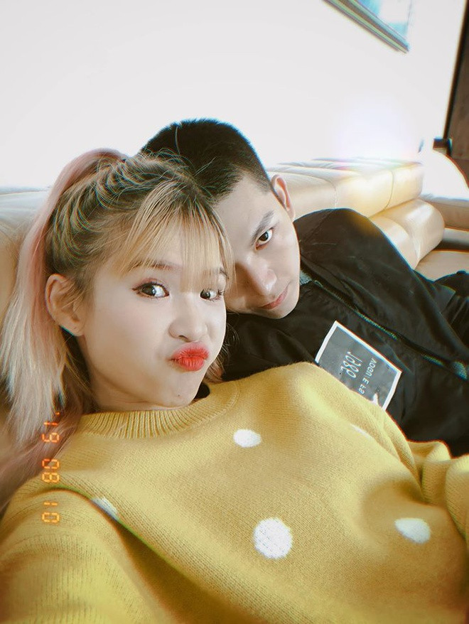 Cặp đôi vướng tin hẹn hò suốt nhiều năm nhưng đều phủ nhận. Nhiều lần được hỏi về mối quan hệ với đối phương, Khởi My và Kelvin Khánh đều khẳng định chỉ là bạn bè thân thiết.