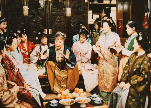 Tác phẩm sản xuất năm 1987 quy tụ hơn 213 nhân vật nữ từ cao sang quyền quý tới các tiểu thư khuê các và các tầng lớp hạ lưu. Với dàn diễn viên “khủng”, Hồng Lâu Mộng trở thành bộ phim có số lượng người tham gia đông nhất từ trước tới giờ.