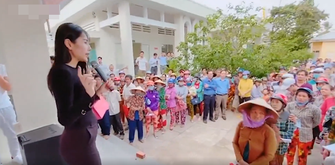 Vòng 2 nhô cao bất thường của Thủy Tiên trong chuyến từ thiện gần nhất. Chưa biết thực hư ra sao, song người hâm mộ cặp đôi đang thích thú lan truyền nghi án bầu bí cùng những lời chúc mừng tốt đẹp. Ai cũng mong gia đình Thủy Tiên - Công Vinh nhanh chóng có thêm thành viên mới.