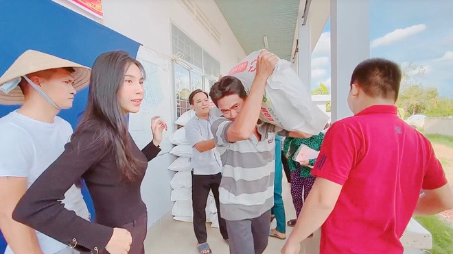 Ngoài ra, trong chuyến đi từ thiện trao tận tay 2 tỷ đồng lúa giống cho nông dân mới đây, Thủy Tiên tiếp tục để lộ vòng 2 nhô cao trông thấy trong trang phục tối màu.