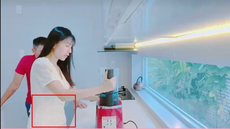 Bà xã Công Vinh liên tục để lộ phần bụng nhô cao.