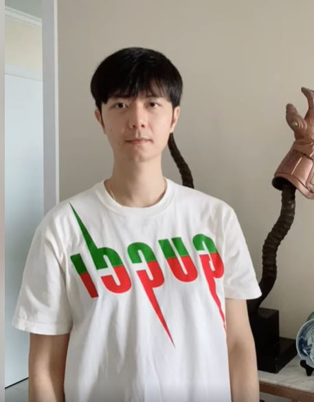 "Vân là người có xu hướng thích những người thông minh hơn mình. Chồng sắp cưới của tôi là người học cực giỏi. Anh từng tốt nghiệp loại giỏi của Đại học Quốc gia Singapore. Thực sự tôi rất ngưỡng mộ", 9X chia sẻ.