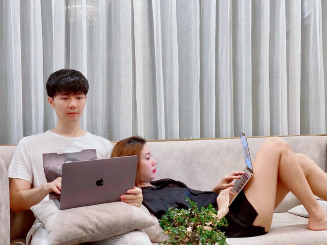 Trong những ngày giãn cách xã hội vừa qua, cả hai dành nhiều thời gian bên nhau. Chia sẻ về chồng sắp cưới, Thúy Vân cho biết cả hai quen biết nhau từ vài năm trước. Và đến năm 2019, cô và người yêu mới chính thức hẹn hò. Người đẹp dành nhiều lời có cánh cho bạn trai. Cô khẳng định anh luôn đồng hành, cho mình nhiều lời khuyên trong công việc, cuộc sống.