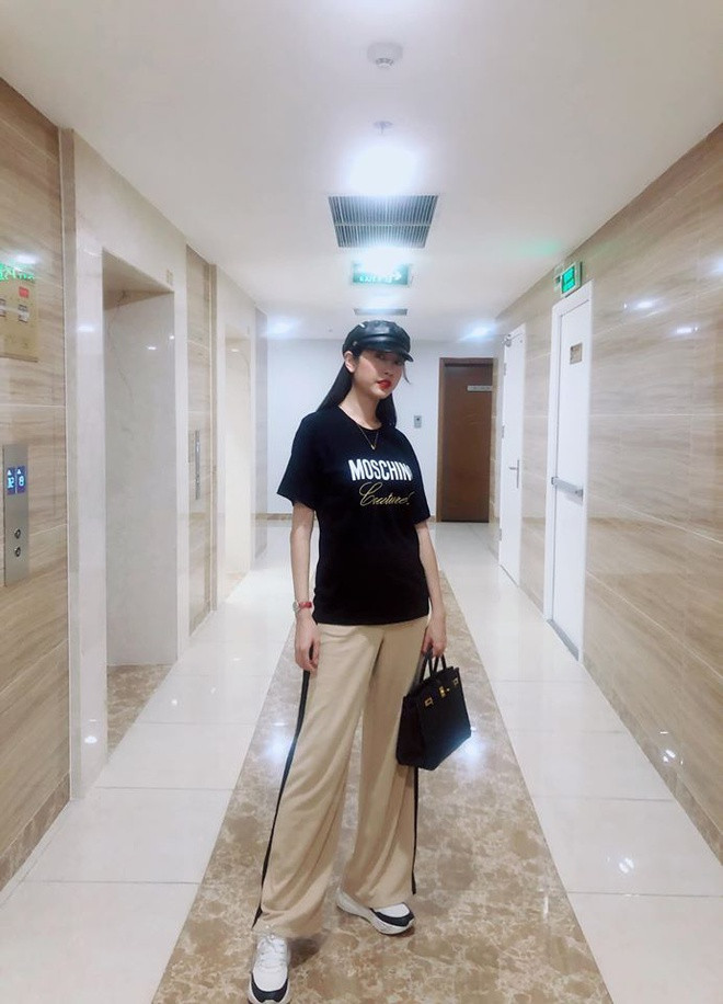 Á hậu Thúy Vân khoe những bức ảnh do chồng tương lai chụp cho cô. "Nếu bạn chỉ có duy nhất một nụ cười hãy dành nó cho người mà bạn yêu thương", người đẹp hạnh phúc chia sẻ.