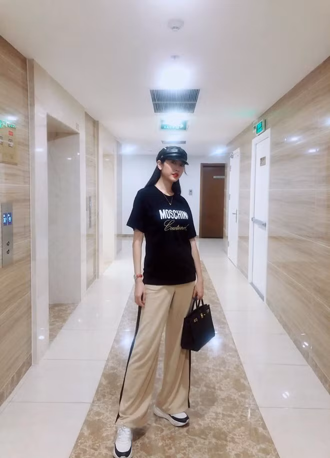 Á hậu Thúy Vân khoe những bức ảnh do chồng tương lai chụp cho cô. "Nếu bạn chỉ có duy nhất một nụ cười hãy dành nó cho người mà bạn yêu thương", người đẹp hạnh phúc chia sẻ.