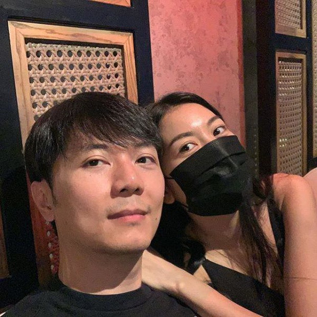 Thúy Vân cũng cho biết cả hai sắp đi chụp ảnh cưới. Lễ kết hôn sẽ diễn ra trong năm 2020. Trên trang cá nhân, nửa kia của á hậu cũng thường xuyên khoe ảnh bạn gái. Anh được nhận xét có vẻ ngoài trẻ trung, điển trai.