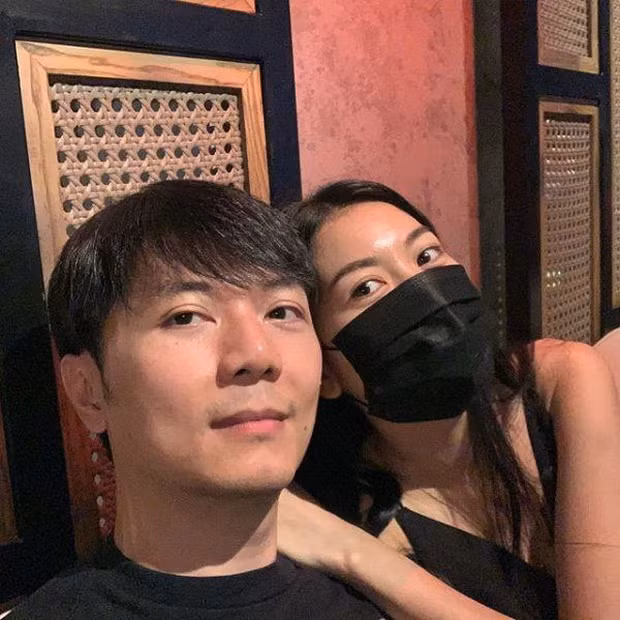 Thúy Vân cũng cho biết cả hai sắp đi chụp ảnh cưới. Lễ kết hôn sẽ diễn ra trong năm 2020. Trên trang cá nhân, nửa kia của á hậu cũng thường xuyên khoe ảnh bạn gái. Anh được nhận xét có vẻ ngoài trẻ trung, điển trai.