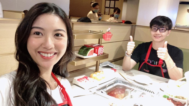 Hôm 6/5, trên trang cá nhân, Á hậu Thúy Vân khoe ảnh đi ăn cùng chồng sắp cưới. Bộ đôi vui vẻ tạo dáng để chụp hình. Trong ảnh, á hậu 9X rạng rỡ, tươi tắn ngồi cạnh người bạn đời tương lai. Cô vui vẻ chia sẻ: "Năn nỉ mãi mới cho mình đi ăn lẩu mà cái mặt còn hớn hở hơn mình. Bạn bảo ăn nhiều để thực hiện kế hoạch, không biết kế hoạch gì đây".