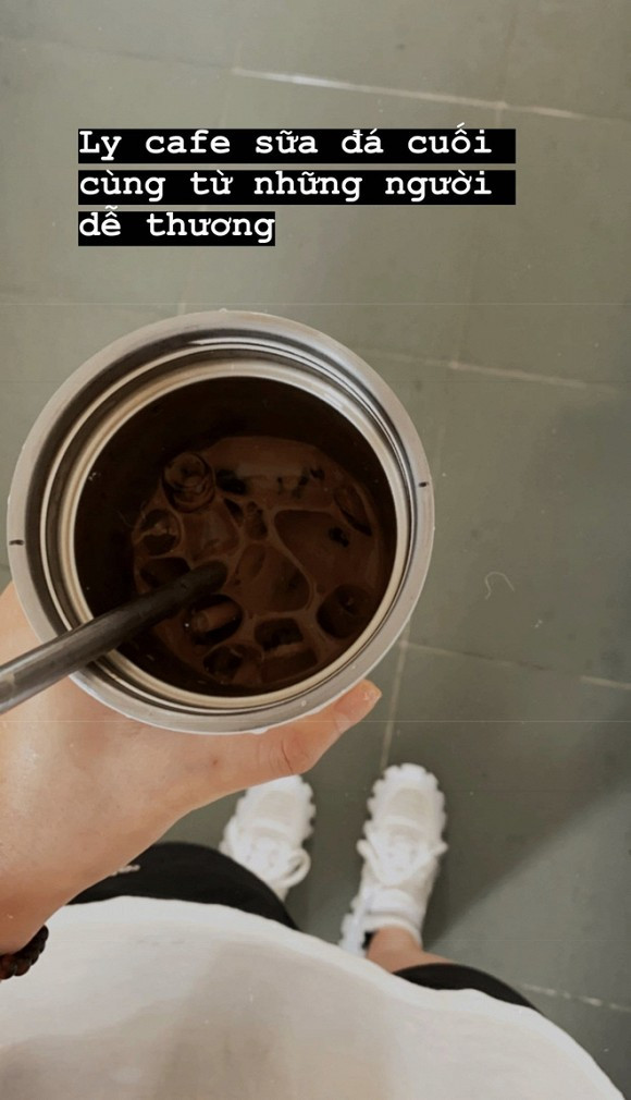 Hôm nay, ngày 19/3, là ngày cuối cùng của Châu Bùi ở khu cách ly. Trước khi về nhà, cô nàng không quên update cho mọi người xem về bữa sáng cuối cùng, ly cà phê cuối cùng từ những người dễ thương đã đồng hành cùng mình trong suốt gần nửa tháng qua. Bên cạnh đó, cô nàng còn hào hứng khoe cùng những người bạn trong khu cách ly nhận được giấy xuất viện.