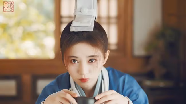 Tạo hình giả trai của Cúc Tịnh Y trong phim Trung Quốc bị ví von như một màn "diễn tuồng" của đoàn phim. Nữ diễn viên bị khán giả lật tẩy việc trang điểm đậm, tô son, đeo lens, kẻ mắt và có hàng mi cong vút.