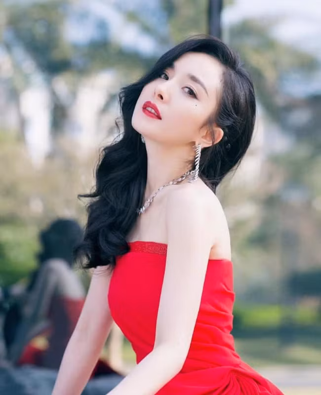 Dương Mịch vốn nổi tiếng với vòng một "khủng" cùng thân hình nóng bỏng. Thời điểm mới vào nghề, diễn viên 8X chấp nhận những cảnh "cởi", diện bikini trên màn ảnh. Tuy nhiên, về sau, Dương Mịch chăm chút hơn vào việc chọn kịch bản phim ảnh. Là một tiểu hoa nổi tiếng song việc Dương Mịch vẫn nhận đóng phim cổ trang, thần tượng ở tuổi 33 thay vì tấn công vào dòng phim chính kịch khiến cô bị nhiều người cho rằng không có khả năng diễn xuất. Bấp chấp việc bị "bàn ra tán vào", nữ diễn viên sinh năm 1986 dường như không để tâm.