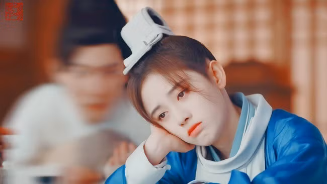 Không những thế, "mỹ nữ 4000 năm" còn có nhiều biểu hiện vô cùng nữ tính trong phim như chu môi, chống cằm mơ màng...