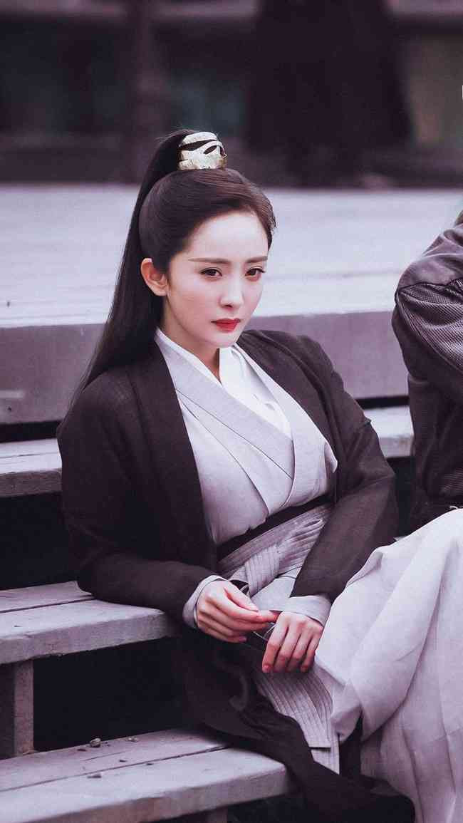 Năm 2020, Dương Mịch bận rộn với dự án phim "Cửu Châu Hộc Châu phu nhân" đóng cặp với Trần Vỹ Đình. Trước đó, đoàn phim đã tung ra tạo hình giả trai của nữ diễn viên gây ấn tượng với thần thái cuốn hút. Tuy nhiên, không ít người cho rằng, dù cải nam trang song vòng một của Dương Mịch lại nhô cao.