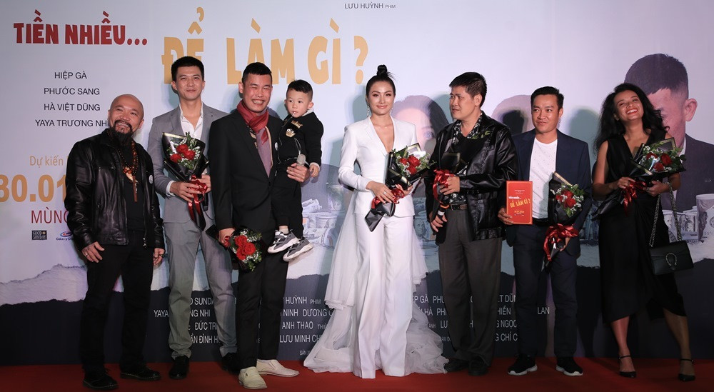 Tối 30/1, NSX bộ phim "Tiền nhiều để làm gì" tổ chức buổi họp báo tại Hà Nội với sự góp mặt của dàn diễn viên chính gồm Hiệp Gà, Yaya Trương Nhi, Hà Việt Dũng, Phước Sang… Trước đó, bộ phim được ra mắt tại TP.HCM.