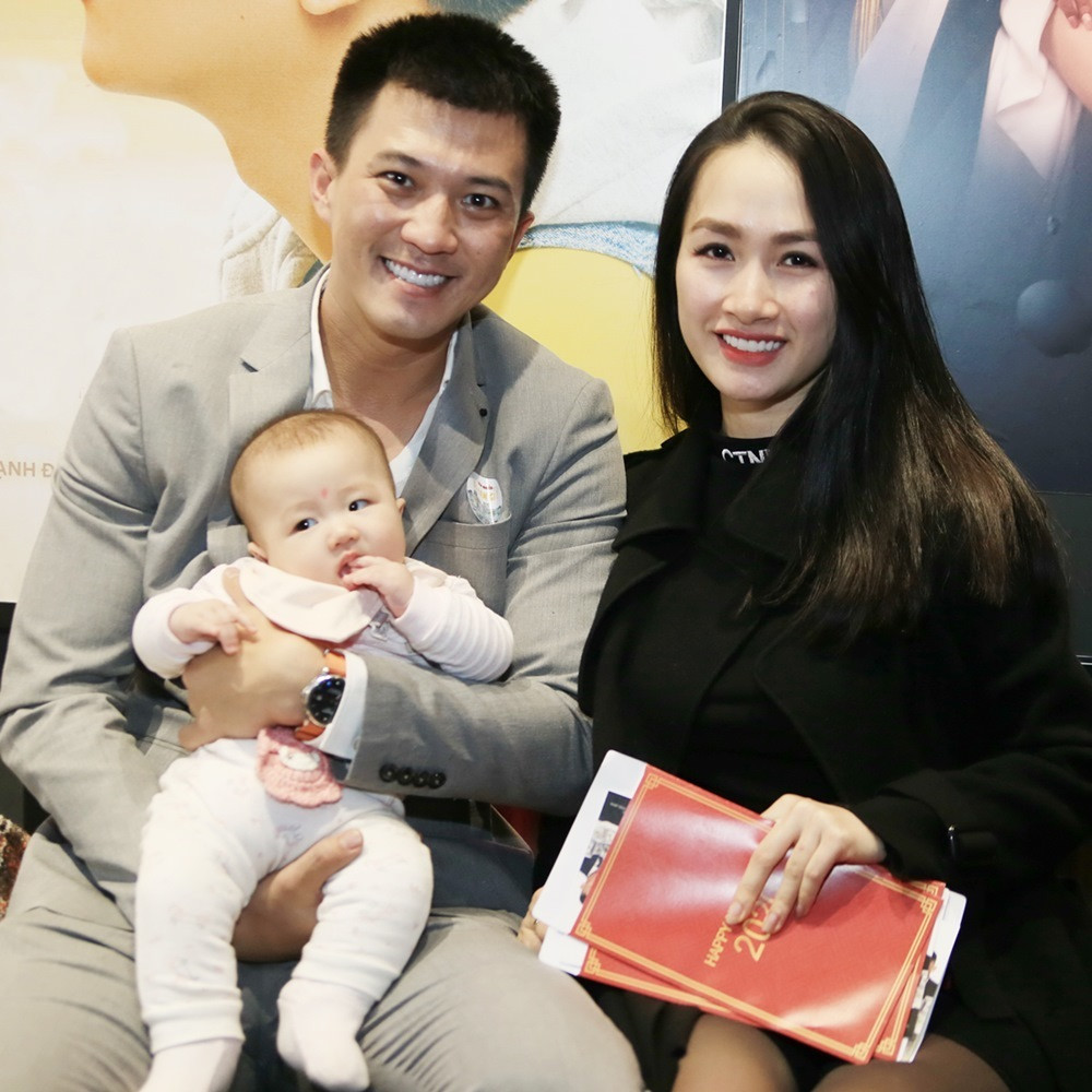 Là một trong ba vai chính của phim, diễn viên Hà Việt Dũng cũng xuất hiện tại thảm đỏ. Nam diễn viên còn ẵm theo cô con gái đầu lòng. Nói về những kỷ niệm đáng nhớ khi tham gia dự án lần này, anh hóm hỉnh tiết lộ rằng, điều anh thấy hứng thú nhất chính là được trải nghiệm cảm giác làm đại gia thứ thiệt lần đầu trên màn ảnh rộng.