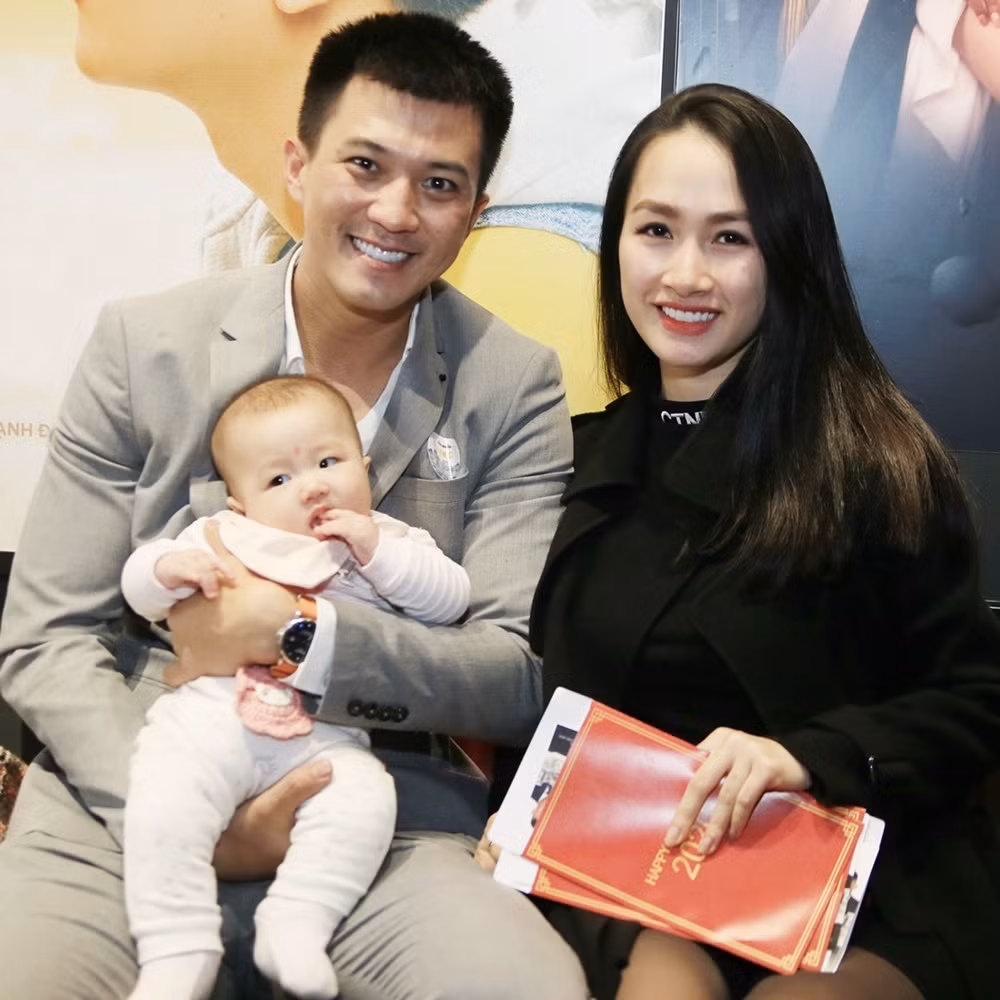 Là một trong ba vai chính của phim, diễn viên Hà Việt Dũng cũng xuất hiện tại thảm đỏ. Nam diễn viên còn ẵm theo cô con gái đầu lòng. Nói về những kỷ niệm đáng nhớ khi tham gia dự án lần này, anh hóm hỉnh tiết lộ rằng, điều anh thấy hứng thú nhất chính là được trải nghiệm cảm giác làm đại gia thứ thiệt lần đầu trên màn ảnh rộng.