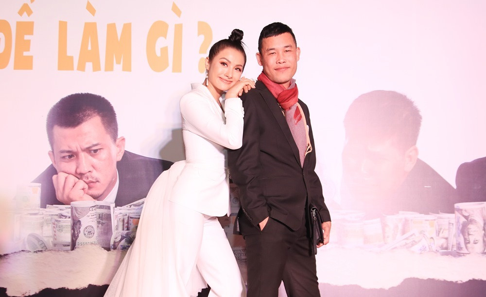 Trong khi đó, diễn viên Hiệp Gà lựa chọn vest đen lịch sự cùng khăn quàng cổ giữ ấm trước thời tiết lạnh giá của Hà Nội. Nam diễn viên không ngại tạo dáng tình tứ bên bóng hồng duy nhất, cũng là người anh yêu trong phim.