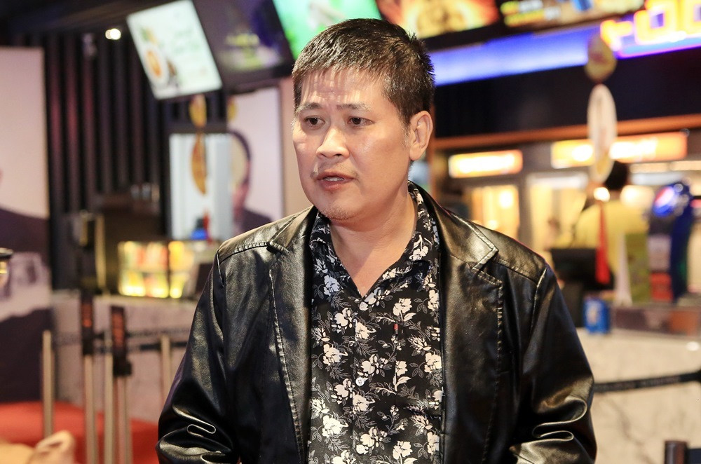 Không chỉ Hiệp Gà tham gia phim "Tiền nhiều để làm gì", bộ phim còn đánh dấu sự trở lại màn ảnh của nam diễn viên Phước Sang. Chia sẻ về lần trở lại này, anh cho biết anh không gặp nhiều khó khăn vì việc phối hợp cùng các bạn diễn trẻ đẹp như Hà Việt Dũng, Yaya Trương Nhi,... rất nhuần nhuyễn, khiến anh cũng bị cuốn theo mạch diễn. Bộ phim do đạo diễn Lưu Huỳnh cầm trịch ra mắt trên toàn quốc từ ngày 30/1/2020 (tức mùng 6 Tết).