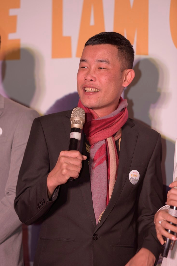 Trong khi đó, Hiệp Gà cũng khẳng định ê-kíp làm phim không mượn phát ngôn đặc biệt ấy để sản xuất phim, và bản thân nội dung tác phẩm cũng không liên quan tới vụ tranh cãi này ngoài đời thực. “Từ cuộc sống tới màn ảnh có nhiều sự trùng khớp thú vị, và tên phim 'Tiền nhiều để làm gì?' cũng là một trường hợp như vậy", anh cho biết. Ngoài ra, nam diễn viên sinh năm 1977 còn hào hứng chia sẻ câu chuyện mình được xách 1 túi tiền 10 tỷ đồng lái siêu xe trên đường phố TP.HCM. Theo anh, cảm giác lúc đó vừa sung sướng vừa hãi hùng vì sợ gặp cướp.