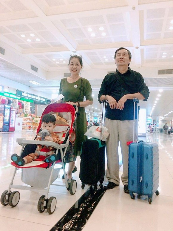 Hiện tại, hai con của nữ nghệ sĩ đã trưởng thành và Minh Phương cũng đã lên chức bà.