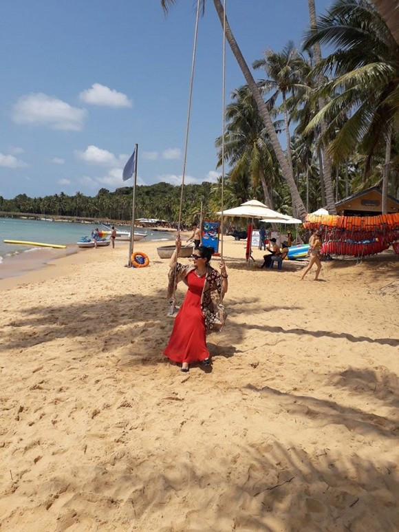 Minh Phương chia sẻ: "Hiện tại, tôi có gia đình hạnh phúc với người chồng thương yêu, tôn trọng mình hết mực, dù đây là cuộc hôn nhân thứ hai. Anh ấy luôn là hậu phương vững chắc. Mỗi khi tôi phải đi quay xa, chồng luôn là người ở nhà cơm nước, giặt giũ, chăm sóc cửa nhà. Những lúc thấy vợ phải ra phim trường sớm hay về khuya, chồng tôi cũng chẳng ngại giờ giấc để đưa đón".