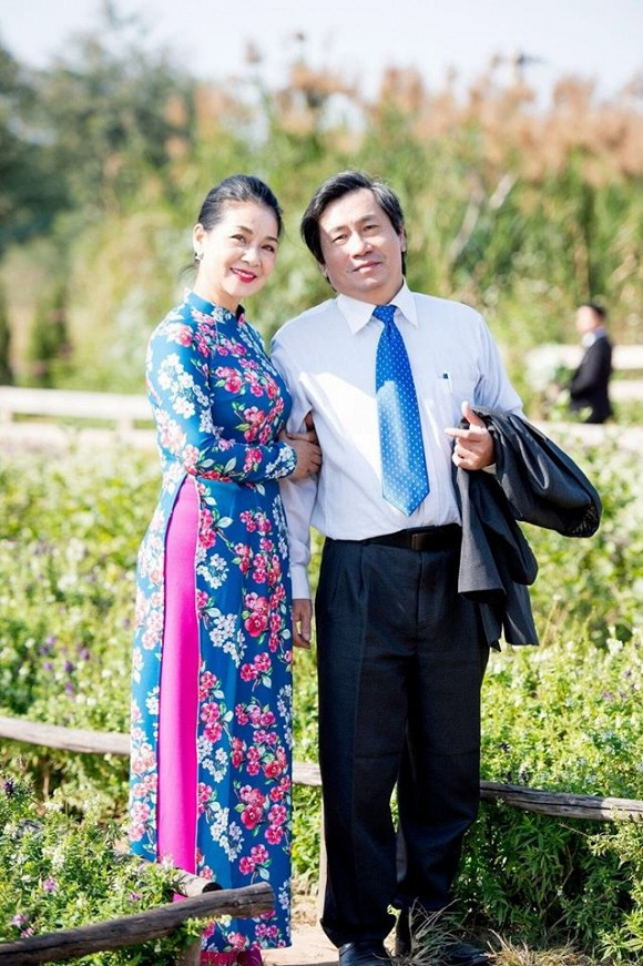 Nghệ sĩ Minh Phương từng trải qua một lần đổ vỡ hôn nhân khi đã có một cô con gái. Nhưng sau đó, nữ diễn viên cũng tìm được hạnh phúc mới bên ông xã là trai phố cổ và làm nghề kỹ sư xây dựng. Khi mới tìm hiểu, Minh Phương bị mẹ chồng hiện tại phản đối. Không phải vì chị đã qua "một lần đò" mà bởi không muốn con trai lấy vợ là diễn viên.