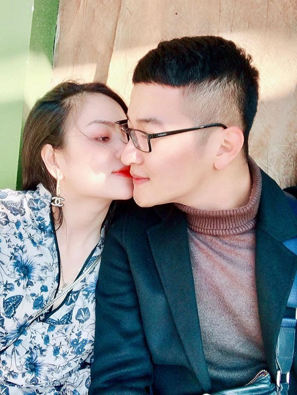 Dù đóng vai lẳng lơ, thủ đoạn nhưng không thể phủ nhận Đào đẹp, đến bạn Khoa là Cân dù biết rõ mọi chuyện vẫn mê mẩn. Không riêng trong phim mà ngoài đời với dung mạo ưa nhìn, chắc chắn diễn viên Việt Hoa là người trong mộng của không ít chàng trai.