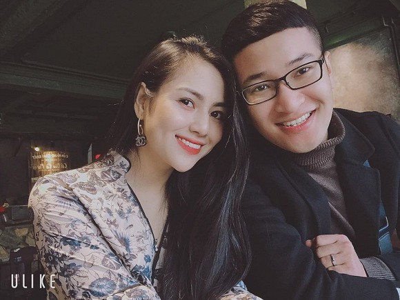 Được biết, anh chàng này cũng từng học tại Đại Học Sân Khấu - Điện Ảnh Hà Nội, giờ là đồng nghiệp của Việt Hoa.