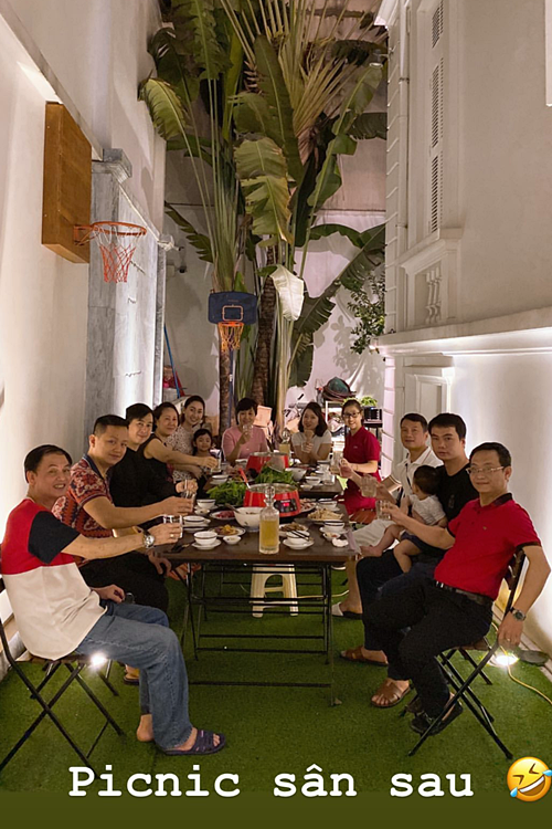 Biệt thự có kiến trúc cổ điển, gam màu trắng chủ đạo. Tầng trệt là phòng khách rộng rãi, đủ diện tích cho gia đình hội họp, thậm chí cùng gói bánh chưng dịp Tết. Khuôn viên trước nhà đủ rộng để đậu chiếc siêu xe Rolls Royce.