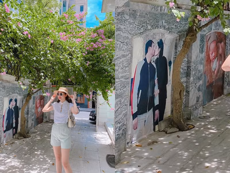 Nếu như mọi người chọn không gian trong nhà thì nàng hậu và ông xã đại gia lại mang ảnh của gia đình ra cả cổng để trưng bày. Không chỉ hình ảnh ngộ nghĩnh của con trai, cặp đôi còn show luôn khoảnh khắc khóa môi ngọt ngào của hai vợ chồng trên bức tường ở lối vào biệt thự.