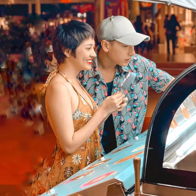 Hồi đầu năm, khi cùng bạn bè có chuyến du lịch tới đảo Bali (Indonesia), Bảo Anh và đàn anh cũng hẹn gặp nhau. Trên trang cá nhân, nữ ca sĩ viết: "Hữu duyên thiên lý năng tương ngộ. Sau bao nhiêu sóng gió Bali thì anh em tôi đã tìm được nhau".