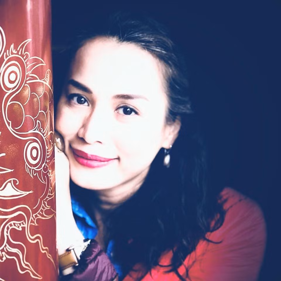 Ngoài vẻ đẹp lạ, Ngọc Khánh với xuất phát điểm là tiếp viên hàng không đã gây ấn tượng với ban giám khảo bởi khả năng tiếng Anh lưu loát, giao tiếp tự tin.