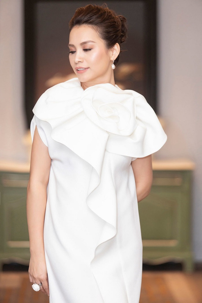 Cả hai thân thiết, dần yêu nhau rồi đi đến hôn nhân.