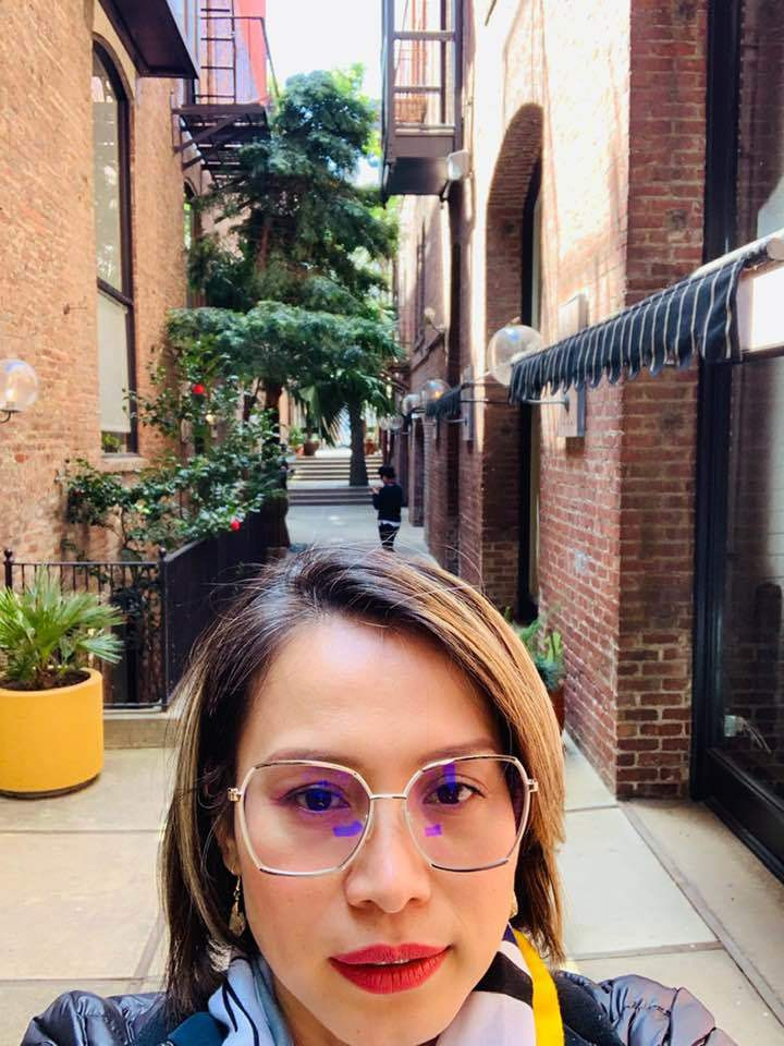 Mỗi ngày, Ngọc Khánh đều dành quỹ thời gian để tập thể dục. Cô thường tập cùng mẹ, hôm nào mẹ bận tập cùng chú cún cưng. Những video hoa hậu đăng lên trang cá nhân giản đơn mà đầy năng lượng.