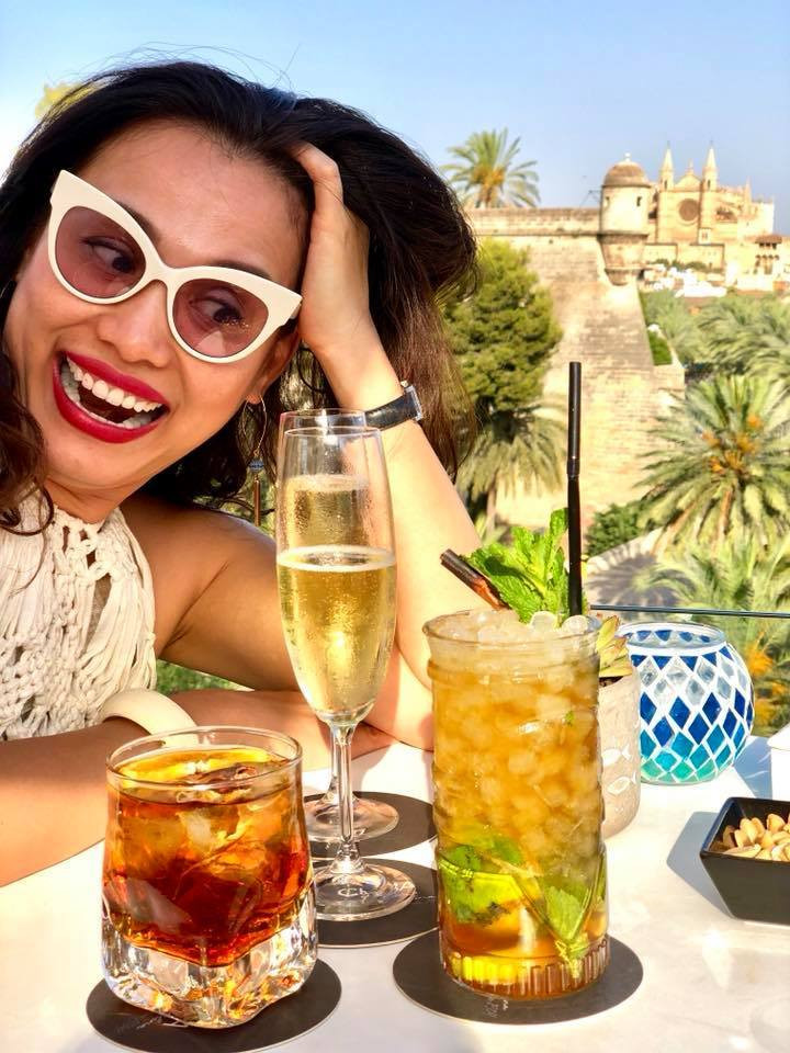 "20 năm trước còn trẻ, tôi muốn cống hiến, muốn thử sức ở những vai trò khác nhau để khẳng định mình. Còn bây giờ tôi muốn làm phong phú cuộc sống theo cách của tôi. Đó là sống chậm lại, gần gũi với thiên nhiên", Ngọc Khánh từng trải lòng.